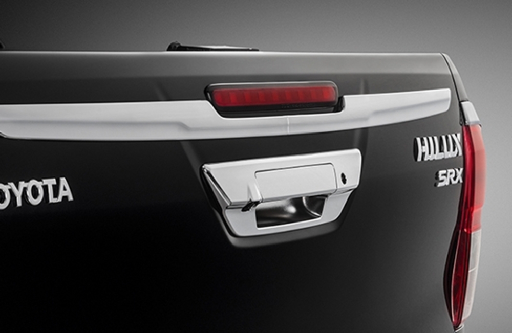 galeria Aplique cromado na tampa da caçamba