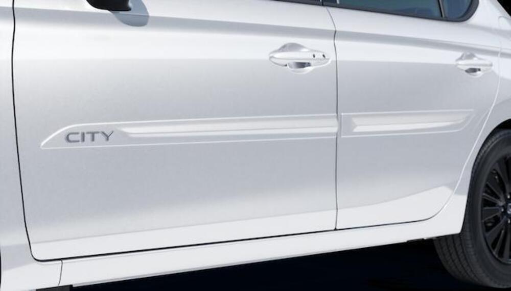 galeria FRISO DE PORTAS COM LOGO CROMADO Branco tafeta sólido