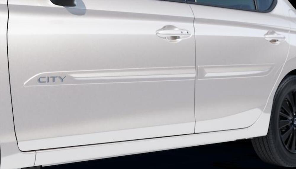 galeria FRISO DE PORTAS COM LOGO CROMADO Branco topázio perolizado"