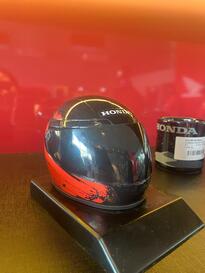 CAPACETE MINIATURA HONDA PRETO / VERMELHO