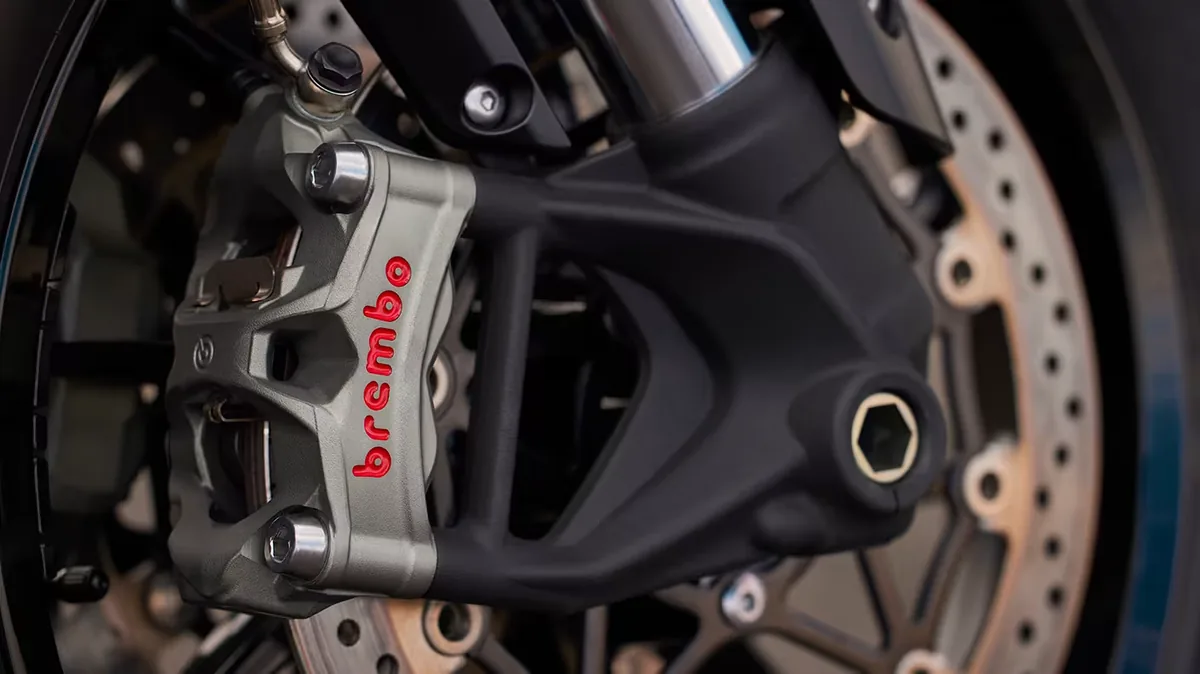Sistema de freios da Triumph Bonneville Bobber em destaque, essencial na manutenção de moto