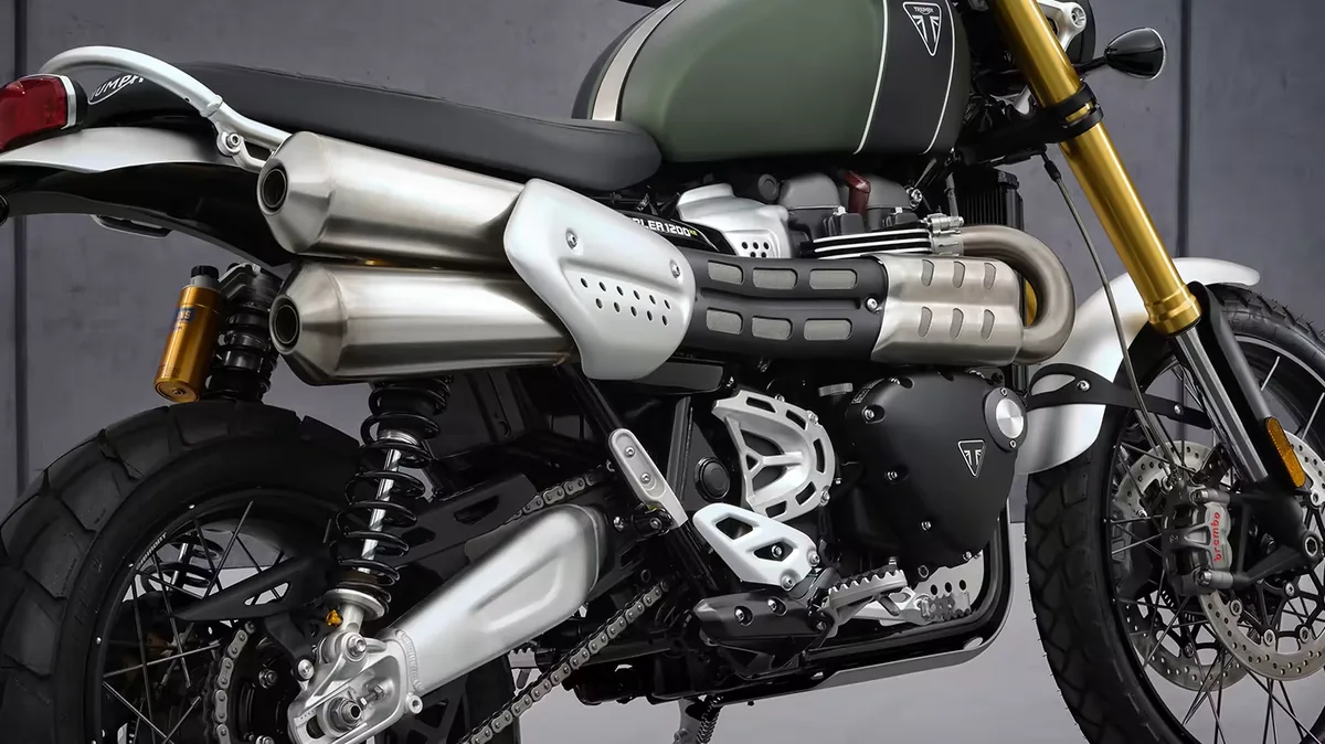 Triumph Scrambler 1200 RTR em ambiente interno, modelo que exige atenção redobrada na manutenção de moto