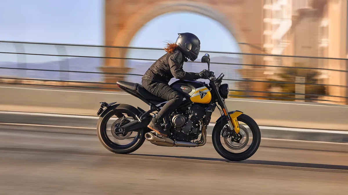 Triumph Trident 660 com acess&oacute;rios originais, personalizando a moto para diferentes estilos de pilotagem