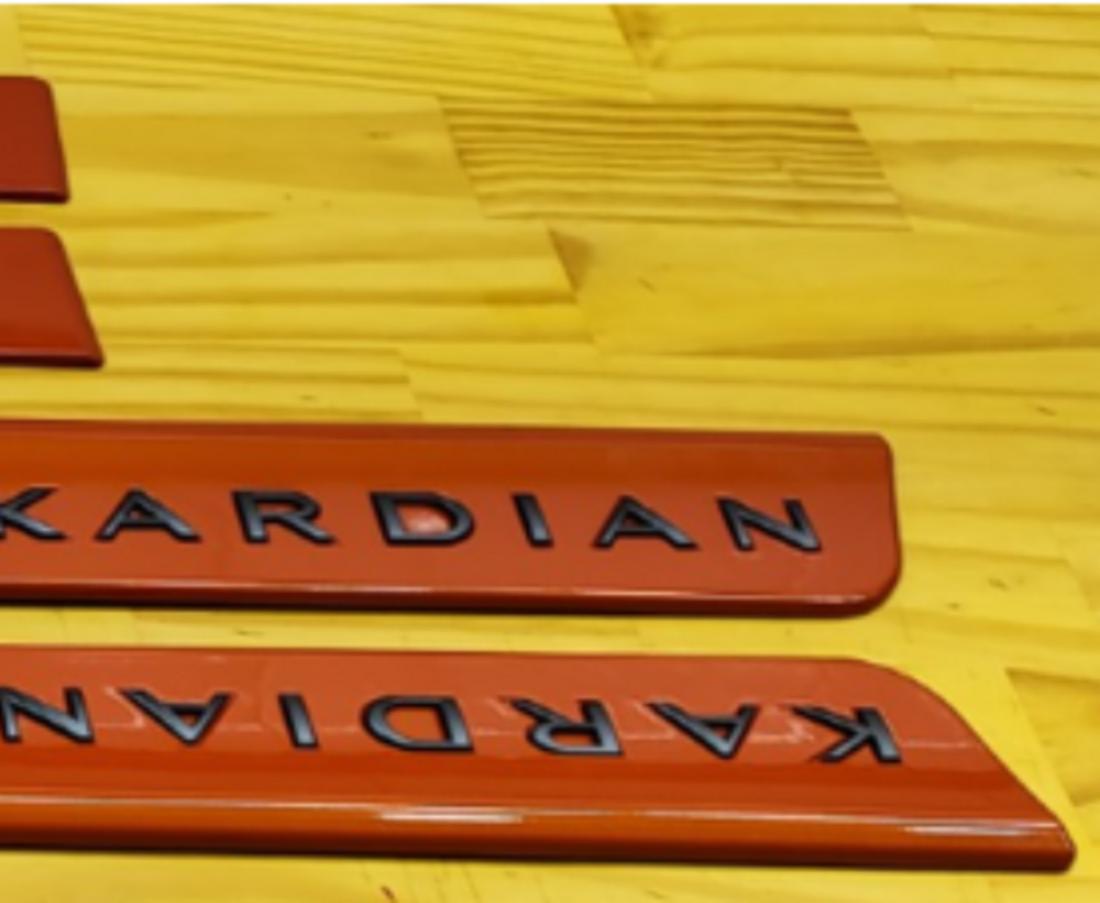 JG. Friso Lateral Kardian - Cor do Veículo com Emblema