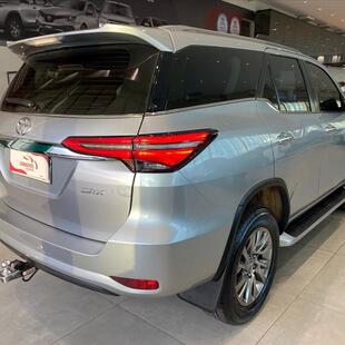 Toyota HILUX SW4 2.8 D-4D TURBO DIESEL SRX 7L 4X4 AUTOMÁTICO