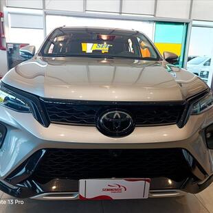 Toyota HILUX SW4 2.8 D-4D TURBO DIESEL SRX PLATINUM 7L 4X4 AUTOMÁTICO