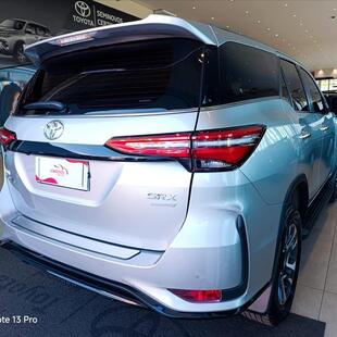 Toyota HILUX SW4 2.8 D-4D TURBO DIESEL SRX PLATINUM 7L 4X4 AUTOMÁTICO