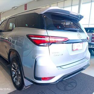 Toyota HILUX SW4 2.8 D-4D TURBO DIESEL SRX PLATINUM 7L 4X4 AUTOMÁTICO