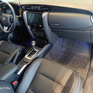 Toyota HILUX SW4 2.8 D-4D TURBO DIESEL SRX PLATINUM 7L 4X4 AUTOMÁTICO