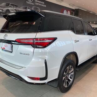 Toyota HILUX SW4 2.8 D-4D TURBO DIESEL DIAMOND 7L 4X4 AUTOMÁTICO