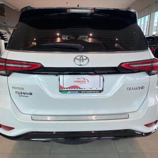 Toyota HILUX SW4 2.8 D-4D TURBO DIESEL DIAMOND 7L 4X4 AUTOMÁTICO