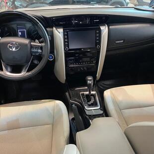 Toyota HILUX SW4 2.8 D-4D TURBO DIESEL DIAMOND 7L 4X4 AUTOMÁTICO