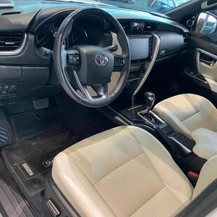 Toyota HILUX SW4 2.8 D-4D TURBO DIESEL DIAMOND 7L 4X4 AUTOMÁTICO