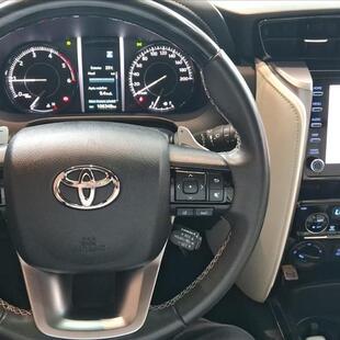 Toyota HILUX SW4 2.8 D-4D TURBO DIESEL DIAMOND 7L 4X4 AUTOMÁTICO