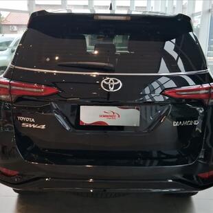 Toyota HILUX SW4 2.8 D-4D TURBO DIESEL DIAMOND 7L 4X4 AUTOMÁTICO