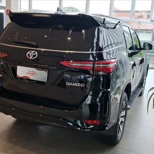 Toyota HILUX SW4 2.8 D-4D TURBO DIESEL DIAMOND 7L 4X4 AUTOMÁTICO