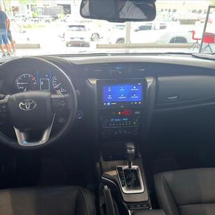 Toyota HILUX SW4 2.8 D-4D TURBO DIESEL SRX PLATINUM 7L 4X4 AUTOMÁTICO