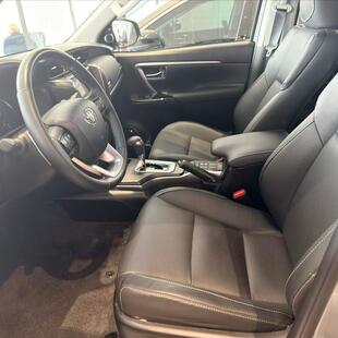 Toyota HILUX SW4 2.8 D-4D TURBO DIESEL SRX PLATINUM 7L 4X4 AUTOMÁTICO