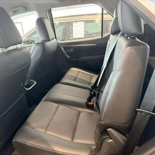 Toyota HILUX SW4 2.8 D-4D TURBO DIESEL SRX PLATINUM 7L 4X4 AUTOMÁTICO