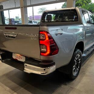 Toyota HILUX 2.8 D-4D TURBO DIESEL CD SRX 4X4 AUTOMÁTICO