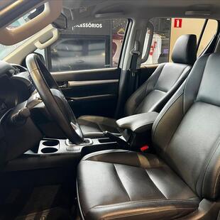 Toyota HILUX 2.8 D-4D TURBO DIESEL CD SRX 4X4 AUTOMÁTICO