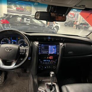 Toyota HILUX SW4 2.8 D-4D TURBO DIESEL SRX 7L 4X4 AUTOMÁTICO