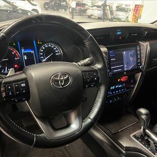 Toyota HILUX SW4 2.8 D-4D TURBO DIESEL SRX 7L 4X4 AUTOMÁTICO