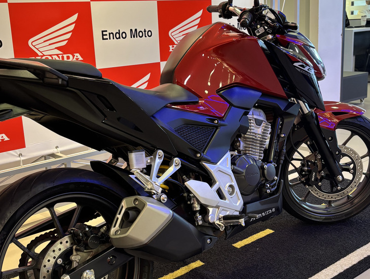 galeria CB 300F Twister