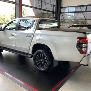 Mitsubishi TRITON 2.4 BITURBO DIESEL CD HPE 4X4 AUTOMÁTICO