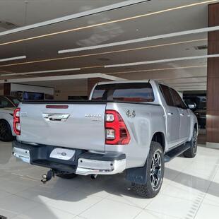 Toyota HILUX 2.8 D-4D TURBO DIESEL CD SRX 4X4 AUTOMÁTICO