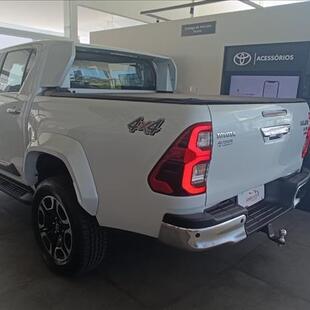 Toyota HILUX 2.8 D-4D TURBO DIESEL CD SRX PLUS 4X4 AUTOMÁTICO