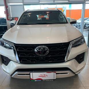 Toyota HILUX SW4 2.8 D-4D TURBO DIESEL SRX 7L 4X4 AUTOMÁTICO