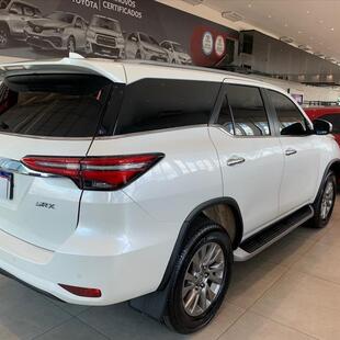 Toyota HILUX SW4 2.8 D-4D TURBO DIESEL SRX 7L 4X4 AUTOMÁTICO