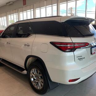 Toyota HILUX SW4 2.8 D-4D TURBO DIESEL SRX 7L 4X4 AUTOMÁTICO