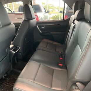 Toyota HILUX SW4 2.8 D-4D TURBO DIESEL SRX 7L 4X4 AUTOMÁTICO