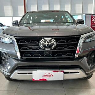 Toyota HILUX SW4 2.8 D-4D TURBO DIESEL SRX 7L 4X4 AUTOMÁTICO