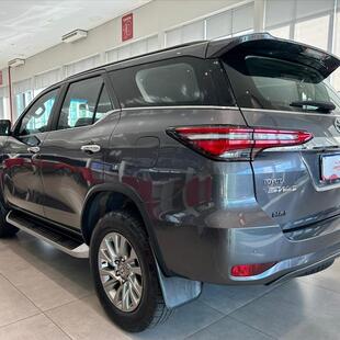 Toyota HILUX SW4 2.8 D-4D TURBO DIESEL SRX 7L 4X4 AUTOMÁTICO