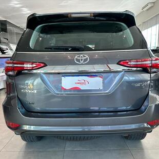 Toyota HILUX SW4 2.8 D-4D TURBO DIESEL SRX 7L 4X4 AUTOMÁTICO