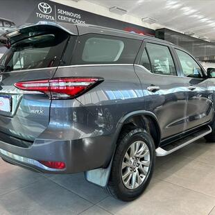 Toyota HILUX SW4 2.8 D-4D TURBO DIESEL SRX 7L 4X4 AUTOMÁTICO