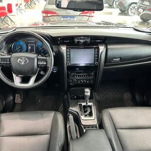 Toyota HILUX SW4 2.8 D-4D TURBO DIESEL SRX 7L 4X4 AUTOMÁTICO