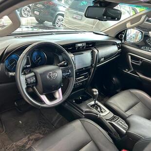 Toyota HILUX SW4 2.8 D-4D TURBO DIESEL SRX 7L 4X4 AUTOMÁTICO