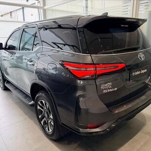 Toyota HILUX SW4 2.8 D-4D TURBO DIESEL DIAMOND 7L 4X4 AUTOMÁTICO