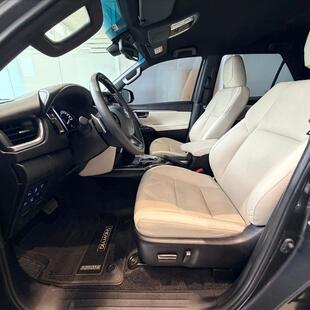 Toyota HILUX SW4 2.8 D-4D TURBO DIESEL DIAMOND 7L 4X4 AUTOMÁTICO