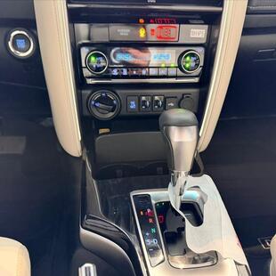 Toyota HILUX SW4 2.8 D-4D TURBO DIESEL DIAMOND 7L 4X4 AUTOMÁTICO