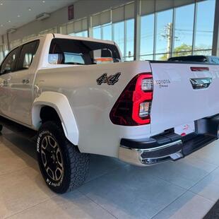 Toyota HILUX 2.8 D-4D TURBO DIESEL CD SRX PLUS 4X4 AUTOMÁTICO