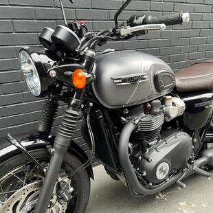 Triumph Bonneville T120 Black