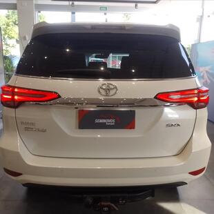 Toyota HILUX SW4 2.8 D-4D TURBO DIESEL SRX 7L 4X4 AUTOMÁTICO