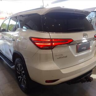 Toyota HILUX SW4 2.8 D-4D TURBO DIESEL SRX 7L 4X4 AUTOMÁTICO