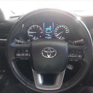 Toyota HILUX SW4 2.8 D-4D TURBO DIESEL SRX 7L 4X4 AUTOMÁTICO