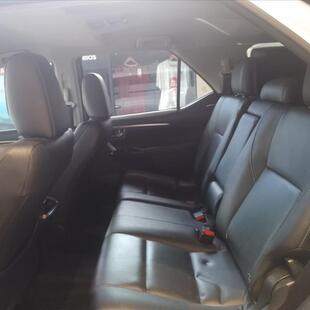 Toyota HILUX SW4 2.8 D-4D TURBO DIESEL SRX 7L 4X4 AUTOMÁTICO